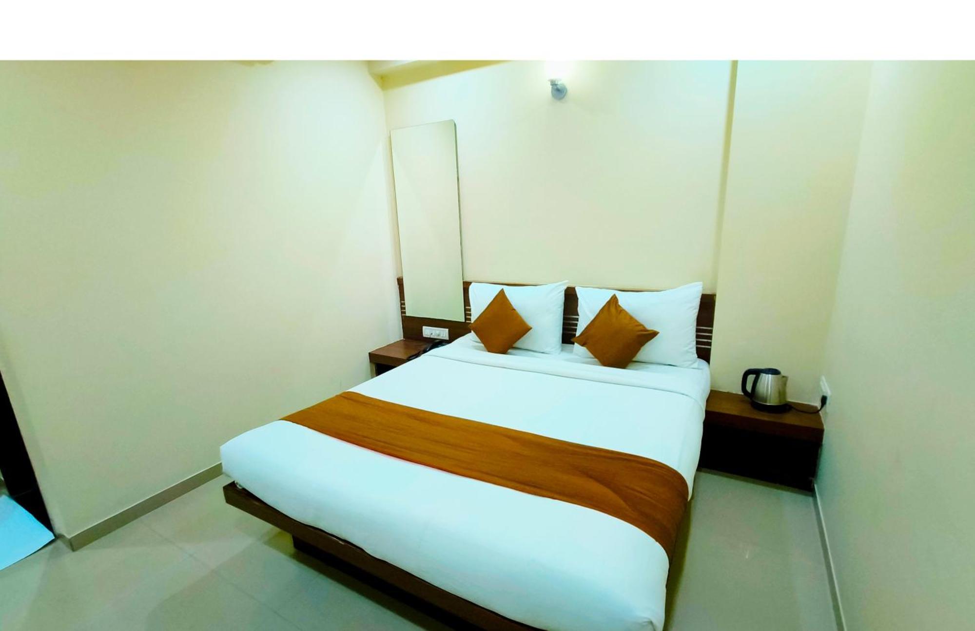 Hotel Sai Srushti By Neem Square Shirdi Zewnętrze zdjęcie