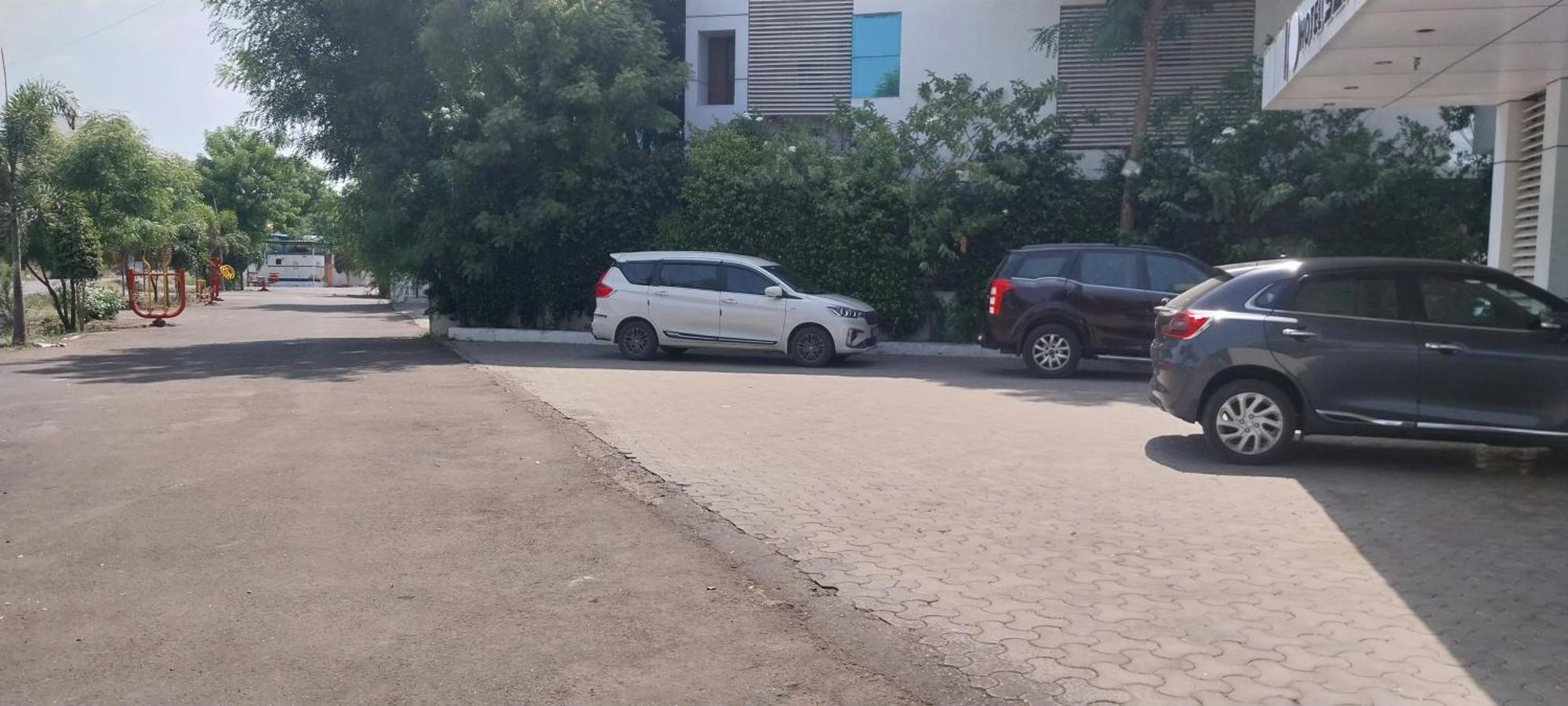 Hotel Sai Srushti By Neem Square Shirdi Zewnętrze zdjęcie